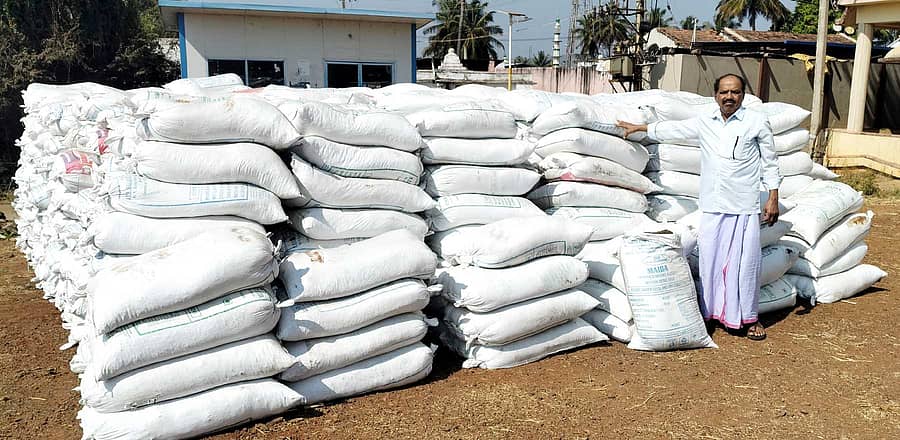 ಬಸವಾಪಟ್ಟಣದ ಪ್ರಗತಿಪರ ರೈತ ಎಂ.ಎಸ್. ಜಯಣ್ಣ ಅಡಿಕೆ ಗಿಡಗಳಿಗೆ ಹಾಕಲು ಆಂಧ್ರಪ್ರದೇಶದಿಂದ ತರಿಸಿರುವ ಕುರಿಗೊಬ್ಬರದ ಮೂಟೆಗಳು