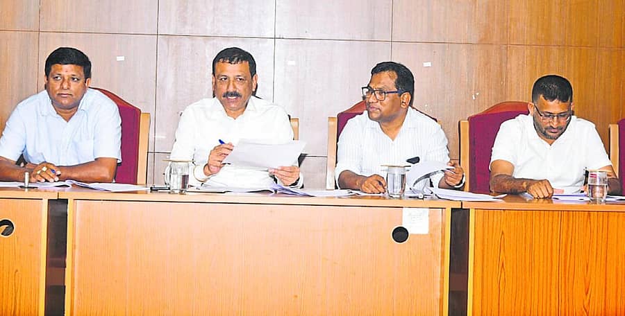 <div class="paragraphs"><p>ಜಿಲ್ಲಾ ಗ್ಯಾರಂಟಿ ಯೋಜನೆ ಅನುಷ್ಠಾನ ಸಮಿತಿ ಸಭೆಯಲ್ಲಿ ಅಧ್ಯಕ್ಷ ತೀತಿರ ಧರ್ಮಜ ಉತ್ತಪ್ಪ ಮಾತನಾಡಿದರು</p></div>