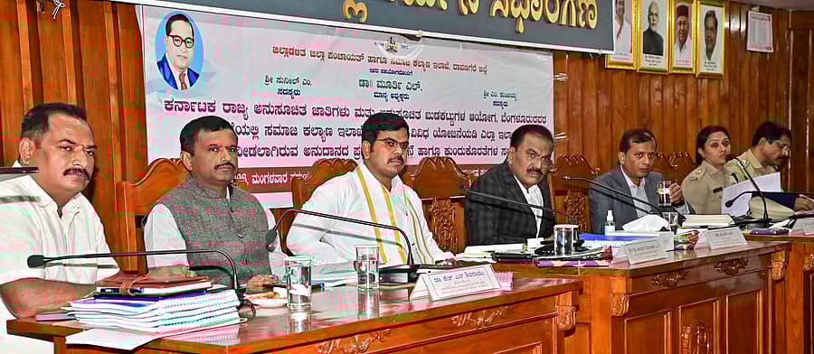 ದಾವಣಗೆರೆ ಜಿಲ್ಲಾ ಪಂಚಾಯಿತಿ ಸಭಾಂಗಣದಲ್ಲಿ ಮಂಗಳವಾರ ಏರ್ಪಡಿಸಿದ್ದ ಅಹವಾಲು ಸಲ್ಲಿಕೆ ಸಭೆಯಲ್ಲಿ ರಾಜ್ಯ ಪರಿಶಿಷ್ಟ ಜಾತಿ, ಪಂಗಡಗಳ ಆಯೋಗದ ಅಧ್ಯಕ್ಷ ಎಲ್‌. ಮೂರ್ತಿ ಮಾತನಾಡಿದರು –ಪ್ರಜಾವಾಣಿ ಚಿತ್ರ