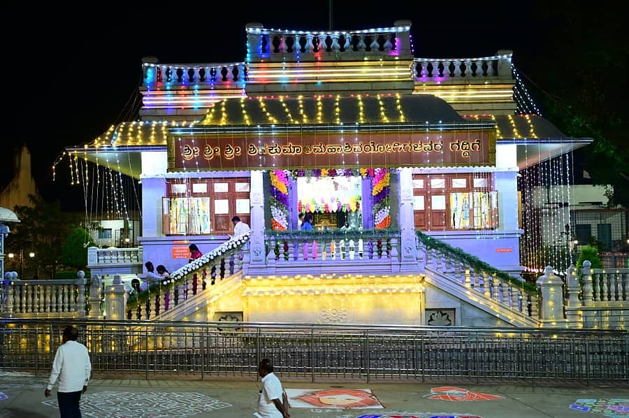 ತುಮಕೂರಿನ ಸಿದ್ಧಗಂಗಾ ಮಠದಲ್ಲಿ ದೀಪಾಲಂಕಾರದಿಂದ ಕಂಗೊಳಿಸುತ್ತಿರುವ ಶಿವಕುಮಾರ ಸ್ವಾಮೀಜಿ ಗದ್ದುಗೆ 