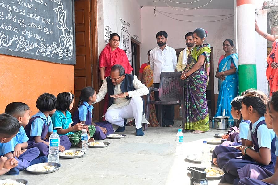 ಕಮಲನಗರ ತಾಲ್ಲೂಕಿನ ಲಕ್ಷ್ಮಿನಗರ ಶಾಲೆಗೆ ಮಂಗಳವಾರ ಶಾಸಕ ಪ್ರಭು ಚವಾಣ್ ಭೇಟಿ ನೀಡಿ ಊಟಕ್ಕೆ ಕುಳಿತಿದ್ದ ಮಕ್ಕಳ ಬಳಿಗೆ ತೆರಳಿ ಆಹಾರದ ಗುಣಮಟ್ಟ ಪರಿಶೀಲಿಸಿದರು