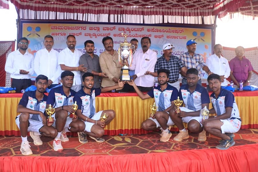 ಚಾಮರಾಜನಗರದನ ಡಾ.ಬಿ.ಆರ್.ಅಂಬೇಡ್ಕರ್ ಜಿಲ್ಲಾ ಕ್ರೀಡಾಂಗಣದಲ್ಲಿ ಮಂಗಳವಾರ ನಡೆದ ರಾಜ್ಯಮಟ್ಟದ ಜೂನಿಯರ್ಸ್ ಬಾಲ್ ಬ್ಯಾಡ್ಮಿಂಟನ್ ಪಂದ್ಯಾವಳಿಯಲ್ಲಿ ಆಳ್ವಾಸ್ ‘ಎ’ ತಂಡ ಬಾಲಕರ ವಿಭಾಗದಲ್ಲಿ ಪ್ರಶಸ್ತಿ ಮುಡಿಗೇರಿಸಿಕೊಂಡಿತು.