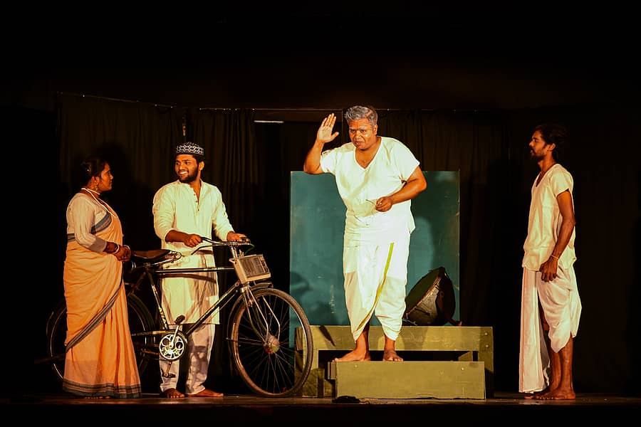 <div class="paragraphs"><p>ಕೊಪ್ಪಳದ ಸಾಹಿತ್ಯ ಭವನದಲ್ಲಿ ಭಾನುವಾರ ರಾತ್ರಿ&nbsp;ಶಿವಮೊಗ್ಗ ರಂಗಾಯಣ ತಂಡದ ಕಲಾವಿದ ಪ್ರದರ್ಶಿಸಿದ ‘ನಮ್ಮೊಳಗೊಬ್ಬ ಗಾಂಧಿ’ ನಾಟಕದ ದೃಶ್ಯ&nbsp; </p></div>