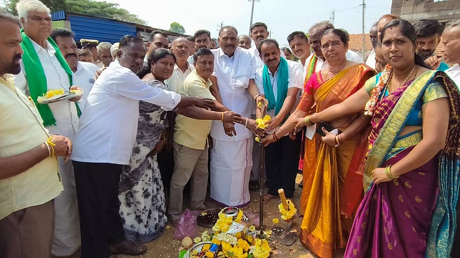 ಅರಸೀಕೆರೆ ತಾಲ್ಲೂಕಿನ ಬಾಣಾವಾರ ಹೋಬಳಿಯ ಪುರ್ಲೆಹಳ್ಳಿಯಲ್ಲಿ ವಿವಿಧ ಕಾಮಗಾರಿಗಳಿಗೆ ಮಂಗಳವಾರ ಶಾಸಕ ಕೆ.ಎಂ. ಶಿವಲಿಂಗೇಗೌಡ ಭೂಮಿಪೂಜೆ ನೆರವೇರಿಸಿದರು