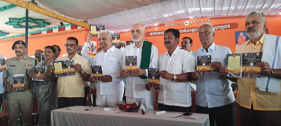 ಭದ್ರಾವತಿಯ ತರಳಬಾಳು ಹುಣ್ಣಿಮೆಯ ಮಹಾಮಂಟಪದಲ್ಲಿ ಮಂಗಳವಾರ ನಡೆದ ಕಾರ್ಯಕ್ರಮದಲ್ಲಿ ಶಾಸಕ ಬಿ.ಕೆ.ಸಂಗಮೇಶ ಹಾಗೂ ಎಚ್.ಆರ್.ಬಸವರಾಜಪ್ಪ ಆಹ್ವಾನ ಪತ್ರಿಕೆ ಬಿಡುಗಡೆ ಮಾಡಿದರು