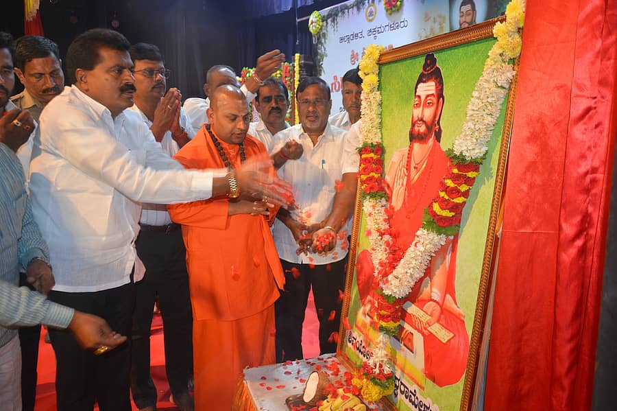 ನಗರದ ಕುವೆಂಪು ಕಲಾಮಂದಿರದಲ್ಲಿ ಮಂಗಳವಾರ ಜಿಲ್ಲಾಡಳಿತದ ಆಯೋಜಿಸಿದ್ದ ಶಿವಯೋಗಿ ಸಿದ್ದರಾಮೇಶ್ವರ ಜಯಂತಿಯಲ್ಲಿ ಶಾಸಕ ಎಚ್.ಡಿ.ತಮ್ಮಯ್ಯ ಮತ್ತು ಸೋಮಶೇಖರ ಶಿವಾಚಾರ್ಯ ಸ್ವಾಮೀಜಿ ಅವರು ಸಿದ್ದರಾಮೇಶ್ವರರ ಭಾವಚಿತ್ರಕ್ಕೆ ಪುಷ್ಪ ನಮನ ಸಲ್ಲಿಸಿದರು