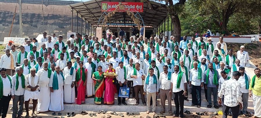 ಹಿರಿಯೂರು ತಾಲ್ಲೂಕಿನ ವಾಣಿವಿಲಾಸ ಅಣೆಕಟ್ಟೆಗೆ ಮಂಗಳವಾರ ಬಾಗಿನ ಅರ್ಪಿಸಿದ ನಂತರ ರೈತ ಮುಖಂಡರು ಸಭೆ ನಡೆಸಿದರು