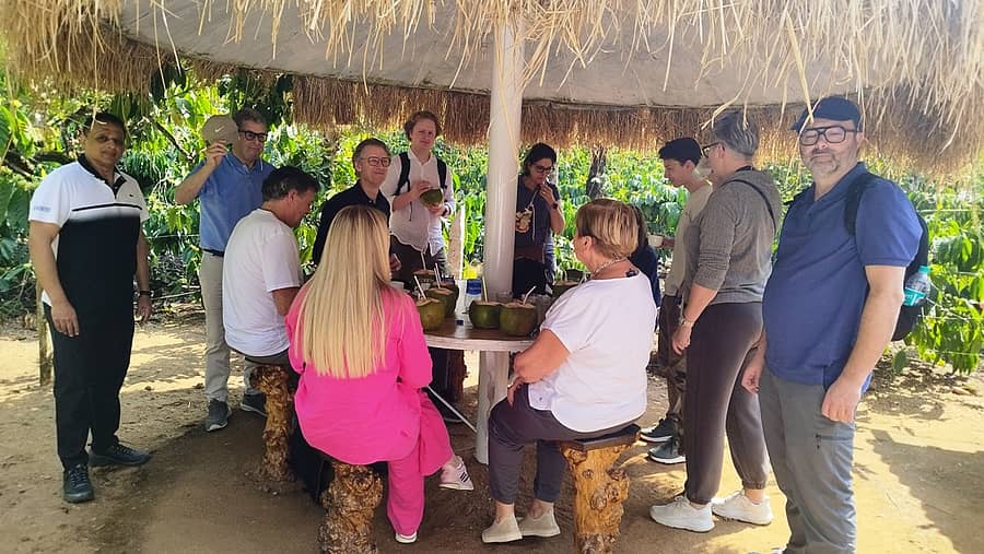 ಬಾಳೆಹೊನ್ನೂರಿನ ಭದ್ರಾ ಕಾಫಿ ಎಸ್ಟೇಟ್‌ಗೆ ಭೇಟಿ ನೀಡಿದ್ದ ಬೆಲ್ಜಿಯಂನ ಉದ್ಯಮಿಗಳು ಕಾಫಿ ಸವಿದರು