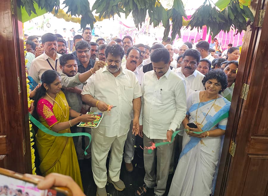 ಶಿರಸಿಯ ತಾಲ್ಲೂಕು ಪಂಚಾಯಿತಿ ಕಟ್ಟಡವನ್ನು ಸಚಿವ ಮಂಕಾಳ ವೈದ್ಯ ಶಾಸಕ ಭೀಮಣ್ಣ ನಾಯ್ಕ ಜತೆಗೂಡಿ ಉದ್ಘಾಟಿಸಿದರು