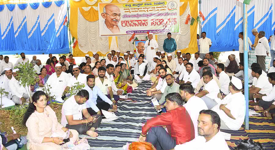 ಶಿವಮೊಗ್ಗದಲ್ಲಿ ಮಂಗಳವಾರ ಕಾಂಗ್ರೆಸ್ ಜಿಲ್ಲಾ ಘಟಕದ ವತಿಯಿಂದ ಗಾಂಧಿ ಪ್ರತಿಮೆ ಎದುರು ನಡೆದ ನಿರಶನದ ನೋಟ
