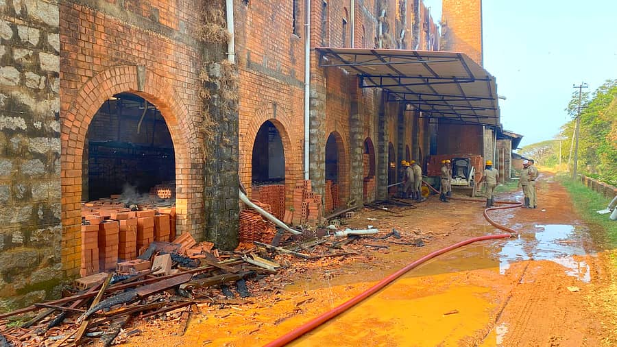 <div class="paragraphs"><p>ಮಂಗಳೂರು; ಹೊಯ್ಗೆಬಜಾರ್‌ ಬಳಿಯ ಆಲ್ಬುಕರ್ಕ್‌ ಹೆಂಚಿನ ಕಾರ್ಖಾನೆಗೆ ಬೆಂಕಿ</p></div>