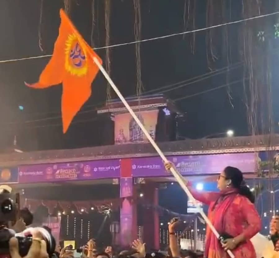 ಉಡುಪಿ ಜಿಲ್ಲಾಧಿಕಾರಿ ಸ್ವರೂಪಾ ಟಿ.ಕೆ. ಅವರು ಪರ್ಯಾಯ ಮೆರವಣಿಗೆಗೆ ಚಾಲನೆ ನೀಡುವ ವೇಳೆ ಕೇಸರಿ ಧ್ವಜ ಪ್ರದರ್ಶಿಸಿದರು