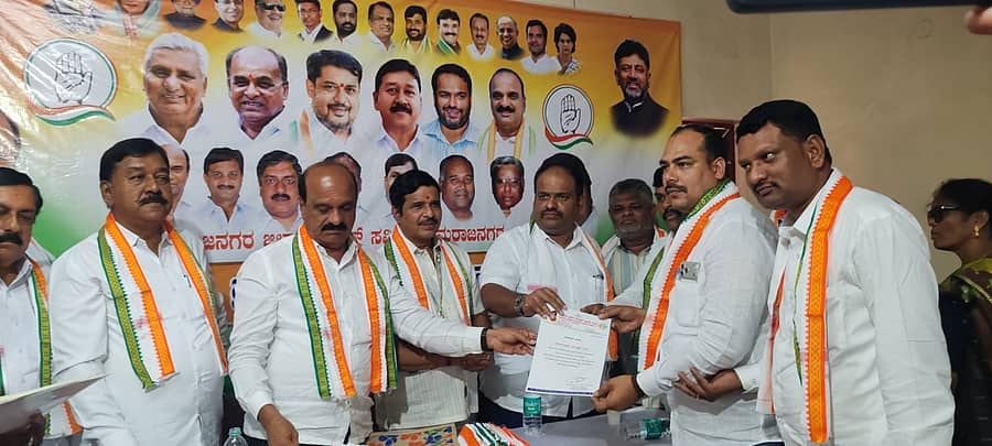 <div class="paragraphs"><p>ಚಾಮರಾಜನಗರದ ಜಿಲ್ಲಾ ಕಾಂಗ್ರೆಸ್ ಕಚೇರಿಯಲ್ಲಿ ಮಂಗಳವಾರ ಜಿಲ್ಲಾ ಕಾಂಗ್ರೆಸ್ ಪ್ರಚಾರ ಸಮಿತಿಯ ನೂತನ ಪದಾಧಿಕಾರಿಗಳ ಪದ ಗ್ರಹಣ ಸಮಾರಂಭದಲ್ಲಿ ಕೆಪಿಸಿಸಿ ಪ್ರಚಾರ ಸಮಿತಿಯ ಸಂಯೋಜಕ ಎಸ್. ನಾರಾಯಣ್ ನೇಮಕಾತಿ ಪತ್ರ ವಿತರಿಸಿದರು.</p></div>