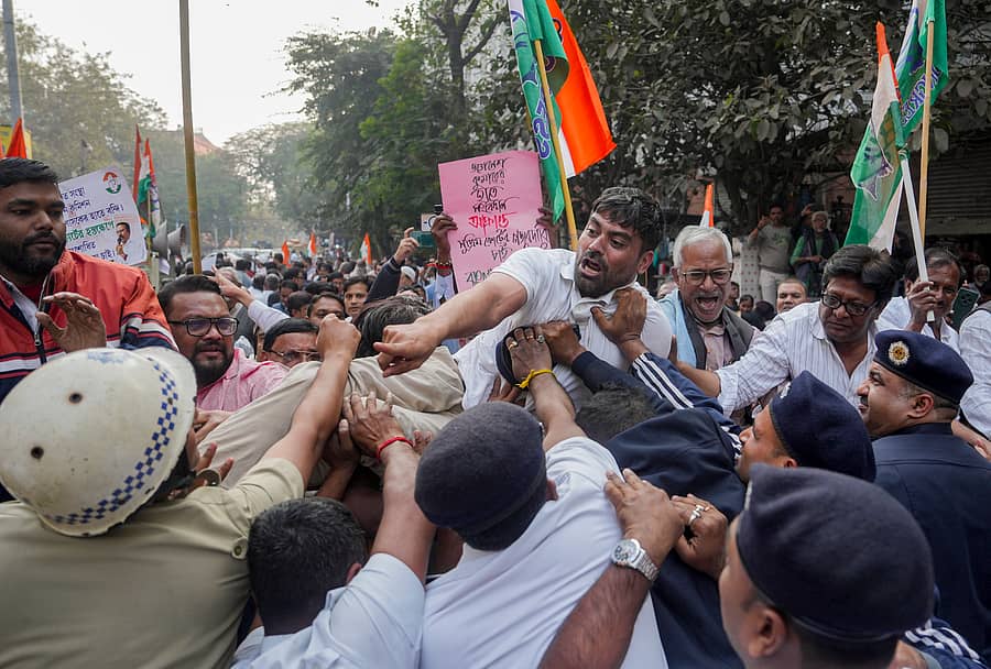 ಎಸ್‌ಐಆರ್‌ ಅನ್ನು ವಿರೋಧಿಸಿ ಪಶ್ಚಿಮ ಬಂಗಾಳದ ಮುಖ್ಯ ಚುನಾವಣಾಧಿಕಾರಿ ಕಚೇರಿಯ ಮುಂದೆ ಪ್ರತಿಭಟನೆ ನಡೆಸಿದ ಕಾಂಗ್ರೆಸ್‌ ಕಾರ್ಯಕರ್ತರನ್ನು ಪೊಲೀಸರು ವಶಕ್ಕೆ ಪಡೆದರು – ಪಿಟಿಐ ಚಿತ್ರ