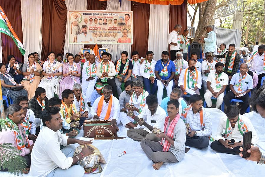 ಧಾರವಾಡದ ಜಿಲ್ಲಾಧಿಕಾರಿ ಕಚೇರಿ ಎದುರು ಕಾಂಗ್ರೆಸ್ ಮುಖಂಡರು ಹಾಗೂ ಕಾರ್ಯಕರ್ತರು ಪ್ರತಿಭಟನೆ ನಡೆಸಿದರು