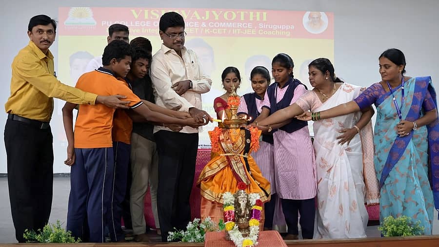 ಸಿರುಗುಪ್ಪ ನಗರದ ವಿಶ್ವಜ್ಯೋತಿ ಪಿಯು ಕಾಲೇಜಿನಲ್ಲಿ ಹಮ್ಮಿಕೊಂಡ ವಿಶ್ವಜ್ಯೋತಿ ವಿದ್ಯಾರ್ಥಿ ವೇತನ ಪರೀಕ್ಷೆ 2026 ಹಾಗೂ ಪ್ರತಿಭಾ ಪ್ರದರ್ಶನ ಕಾರ್ಯಕ್ರಮವನ್ನು ವಿಶ್ವಜ್ಯೋತಿ ಎಜುಕೇಷನಲ್ ಟ್ರಸ್ಟ್ನ ಅಧ್ಯಕ್ಷ ಆರ್.ಬಸವಲಿಂಗಪ್ಪ ಉದ್ಘಾಟಿಸಿದರು.