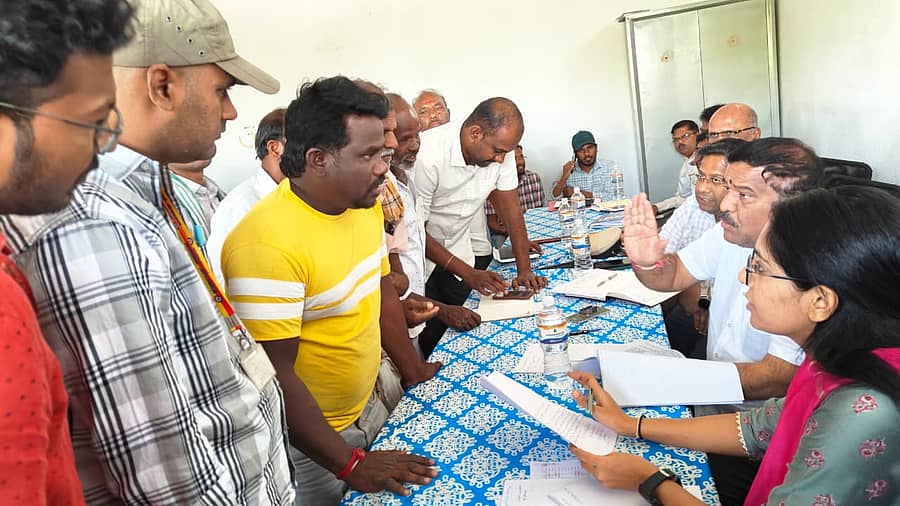 ಚೇಳೂರು ತಾಲ್ಲೂಕು ಕಚೇರಿಯಲ್ಲಿ ನಡೆದ ‘ಜನಸ್ಪಂದನ’ ಕಾರ್ಯಕ್ರಮದಲ್ಲಿ ಶಾಸಕ ಸುಬ್ಬಾರೆಡ್ಡಿ ಸಾರ್ವಜನಿಕರ ಅಹವಾಲು ಸ್ವೀಕರಿಸಿದರು