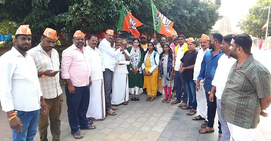 ಬಿಜೆಪಿ ರಾಷ್ಟ್ರೀಯ ಅಧ್ಯಕ್ಷರಾಗಿ ನಿತಿನ್ ನಬಿನ್ ಅವಿರೋಧವಾಗಿ ಆಯ್ಕೆಯಾದ ಹಿನ್ನೆಲೆಯಲ್ಲಿ ಮಂಗಳವಾರ ನಗರದ ಚಾಮರಾಜೇಶ್ವರ ಉದ್ಯಾನದ ಎದುರು ಬಿಜೆಪಿ ಕಾರ್ಯಕರ್ತರು ಹಾಗೂ ಮುಖಂಡರು ಸಿಹಿ ಹಂಚಿ ಸಂಭ್ರಮಿಸಿದರು