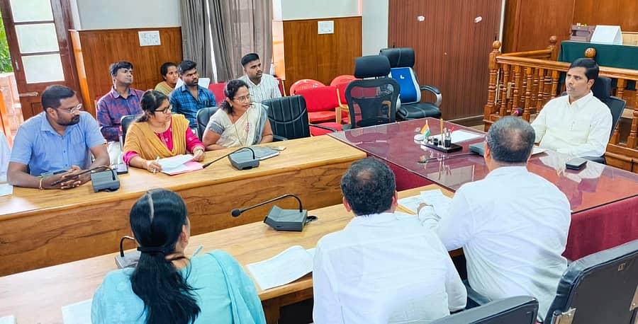 ಮಂಡ್ಯ ಜಿಲ್ಲಾಧಿಕಾರಿ ಕಚೇರಿ ಸಭಾಂಗಣದಲ್ಲಿ ಸೋಮವಾರ ಏರ್ಪಡಿಸಿದ್ದ 2025-26ನೇ ಸಾಲಿನ ‘ಪ್ರಧಾನಮಂತ್ರಿ ಮತ್ಸ ಸಂಪದ ಯೋಜನೆ’ ಅನುಷ್ಠಾನ ಕುರಿತ ಜಿಲ್ಲಾ ಮಟ್ಟದ ಸಮಿತಿ ಸಭೆಯು ಜಿಲ್ಲಾಧಿಕಾರಿ ಕುಮಾರ ಅಧ್ಯಕ್ಷತೆಯಲ್ಲಿ ನಡೆಯಿತು