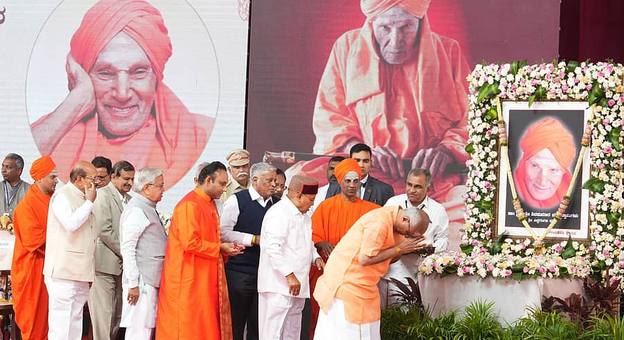 <div class="paragraphs"><p>ತುಮಕೂರಿನ ಸಿದ್ಧಗಂಗಾ ಮಠದಲ್ಲಿ ಬುಧವಾರ ಶಿವಕುಮಾರ ಸ್ವಾಮೀಜಿ ಭಾವಚಿತ್ರಕ್ಕೆ ಉಪರಾಷ್ಟ್ರಪತಿ ಸಿ.ಪಿ.ರಾಧಾಕೃಷ್ಣನ್ ನಮಿಸಿದರು. ಶಿವಸಿದ್ಧೇಶ್ವರ ಸ್ವಾಮೀಜಿ, ಟಿ.ಬಿ.ಜಯಚಂದ್ರ, ಡಾ.ಸಿ.ಎನ್.ಮಂಜುನಾಥ್, ಮಧುಸೂದನ ಸಾಯಿ, ವಿ.ಸೋಮಣ್ಣ, ಥಾವರಚಂದ್‌ ಗೆಹಲೋತ್‌, ಸಿದ್ಧಲಿಂಗ ಸ್ವಾಮೀಜಿ ಪಾಲ್ಗೊಂಡಿದ್ದರು </p></div>