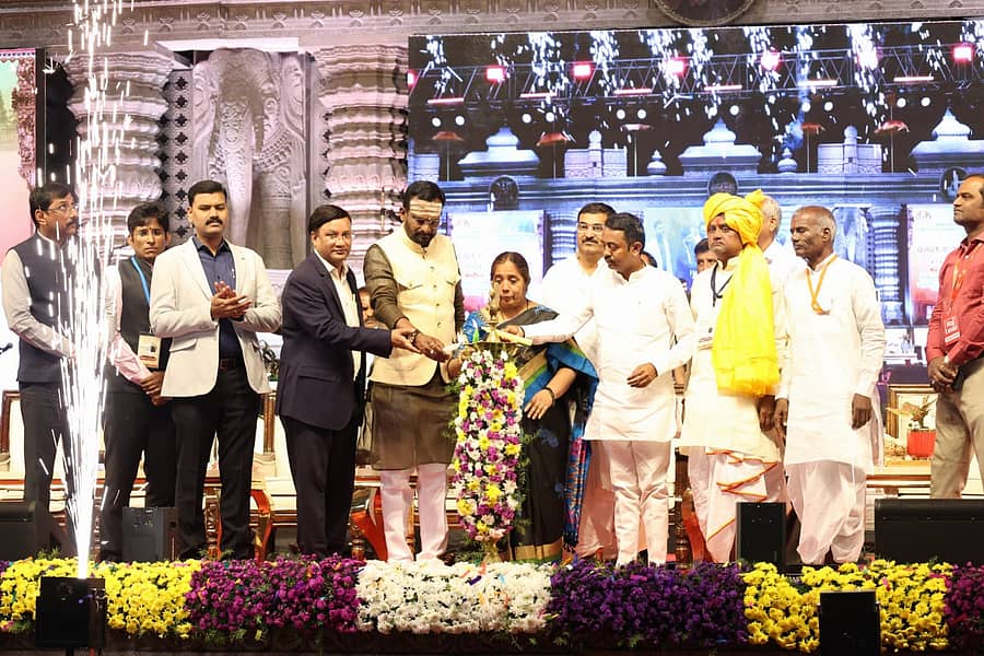 ಐಹೊಳೆಯಲ್ಲಿ ಬುಧವಾರ ನಡೆದ ಚಾಲುಕ್ಯ ಉತ್ಸವದ ಸಮಾರೋಪ ಸಮಾರಂಭವನ್ನು ಶಾಸಕ ಭೀಮಸೇನ ಚಿಮ್ಮನಕಟ್ಟಿ ಉದ್ಘಾಟಿಸಿದರು