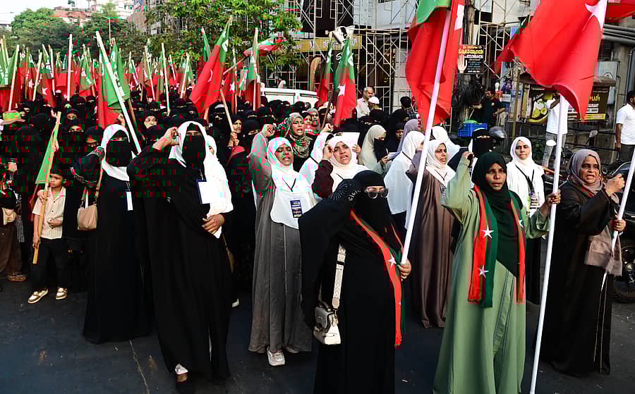 ಎಸ್‌ಡಿಪಿಐ ರಾಷ್ಟ್ರೀಯ ಕಾರ್ಯಕಾರಿ ಸಮಿತಿಗೆ ಆಯ್ಕೆಯಾದವರ ಅಭಿನಂದನೆ ಸಮಾರಂಭದ ಅಂಗವಾಗಿ ಮಂಗಳೂರಿನಲ್ಲಿ ಬುಧವಾರ ಸಂಜೆ ಮೆರವಣಿಗೆ ನಡೆಯಿತು ಪ್ರಜಾವಾಣಿ ಚಿತ್ರ