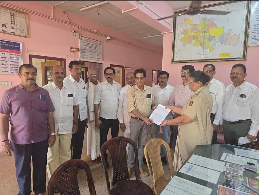 ಮಾನವ ಬಂಧಿತ್ವ ವೇದಿಕೆಯ ಪುತ್ತೂರು ತಾಲ್ಲೂಕು ಸಮಿತಿ ಪದಾಧಿಕಾರಿಗಳು ಪುತ್ತೂರು ನಗರ ಪೊಲೀಸ್ ಠಾಣೆಗೆ ದೂರು ನೀಡಿದರು