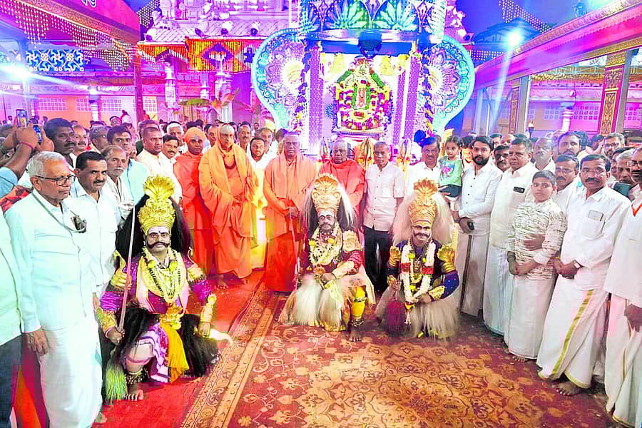 <div class="paragraphs"><p>ಸುತ್ತೂರು ಜಾತ್ರಾ ಮಹೋತ್ಸವದಲ್ಲಿ ಮಂಗಳವಾರ ಸಂಜೆ ಶಿವಯೋಗಿಗಳ ಉತ್ಸವಮೂರ್ತಿಯನ್ನು ಶಿವರಾತ್ರಿ ದೇಶಿಕೇಂದ್ರ ಶ್ರೀಗಳ ಸಾನ್ನಿಧ್ಯದಲ್ಲಿ ಮೂಲಮಠಕ್ಕೆ ವಾಪಸ್ ತರಲಾಯಿತು. ಇದರೊಂದಿಗೆ ಜಾತ್ರೆಯು ಸಂಪನ್ನಗೊಂಡಿತು</p></div>