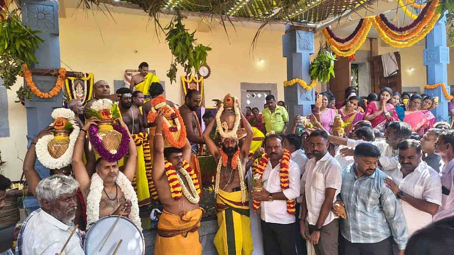 ಮದ್ದೂರು ತಾಲ್ಲೂಕಿನ ಮಾದನಾಯಕನಹಳ್ಳಿಯಲ್ಲಿ ಜೀರ್ಣೋದ್ಧಾರಗೊಳಿಸಿದ ಸಿದ್ದರಾಮೇಶ್ವರಸ್ವಾಮಿ ದೇವಸ್ಥಾನದ ರಾಜಗೋಪುರ ಹಾಗೂ ಮಹಾಕುಂಭಾಭಿಷೇಕ ಕಾರ್ಯಕ್ರಮ ಬುಧವಾರ ಅದ್ದೂರಿಯಾಗಿ ನಡೆಯಿತು