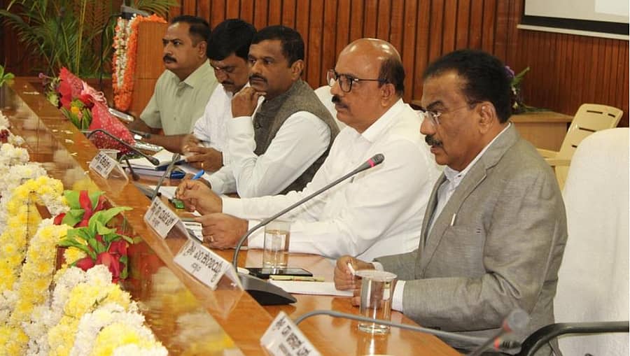 ಚಿತ್ರದುರ್ಗದ ಜಿಲ್ಲಾ ಪಂಚಾಯತಿ ಸಭಾಂಗಣದಲ್ಲಿ ಬುಧವಾರ ಆಯೋಜಿಸಿದ್ದ ಅನುಸೂಚಿತ ಜಾತಿ ಹಾಗೂ ಅನುಸೂಚಿತ ಬುಡಕಟ್ಟುಗಳ ಆಯೋಗದ ಪ್ರಗತಿ ಪರಿಶೀಲನಾ ಸಭೆಯಲ್ಲಿ ಅಧ್ಯಕ್ಷ ಎಲ್.ಮೂರ್ತಿ ಮಾತನಾಡಿದರು