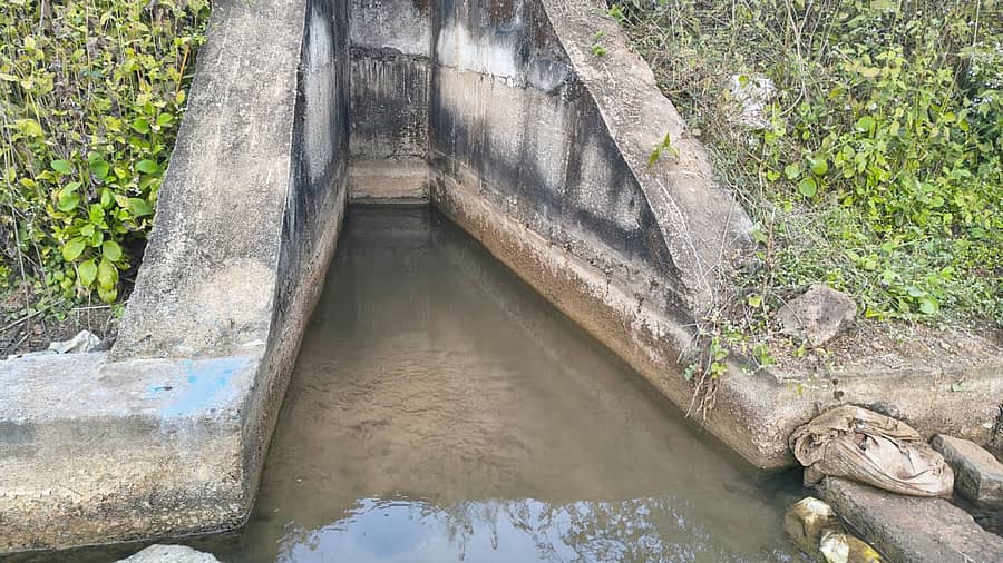 ತಿಳವಳ್ಳಿ ದೊಡ್ಡಕೆರೆಯ ತೂಬುಗಳಿಂದ ನೀರು ಸೋರಿಕೆಯಾಗಿ ನಾಗರಹಳ್ಳದತ್ತ ಹರಿಯುತ್ತಿರುವುದು