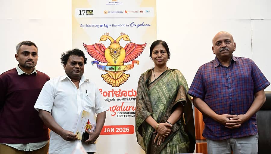 17ನೇ ಬೆಂಗಳೂರು ಅಂತರರಾಷ್ಟ್ರೀಯ ಚಲನಚಿತ್ರೋತ್ಸವದ ಕುರಿತು ಬುಧವಾರ ವಾರ್ತಾ ಮತ್ತು ಸಾರ್ವಜನಿಕ ಸಂಪರ್ಕ ಇಲಾಖೆಯಲ್ಲಿ ನಡೆದ ಸುದ್ದಿಗೋಷ್ಠಿಯಲ್ಲಿ ಮುರಳಿ ಪಿ.ಬಿ, ಸಾಧು ಕೋಕಿಲ, ಕಾವೇರಿ ಬಿ.ಬಿ, ಹೇಮಂತ್‌ ನಿಂಬಾಳ್ಕರ್‌ ಹಾಜರಿದ್ದರು.