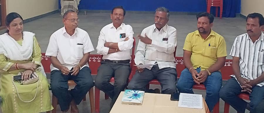 ಮುಂಡರಗಿಯ ಜಗದ್ಗುರು ಅನ್ನದಾನೀಶ್ವರ ಕಸಾಪ ಭವನದಲ್ಲಿ ಬುಧವಾರ ಹಮ್ಮಿಕೊಂಡಿದ್ದ ಸುದ್ದಿಗೋಷ್ಠಿಯಲ್ಲಿ ಕಸಾಪ ಅಧ್ಯಕ್ಷ ಎಂ.ಜಿ. ಗಚ್ಚಣ್ಣವರ ಮಾತನಾಡಿದರು