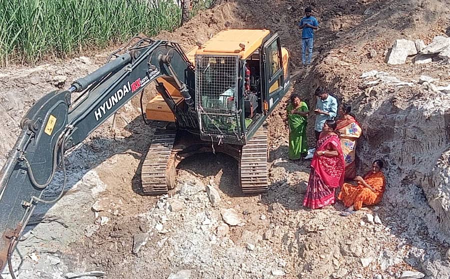 ಶ್ರೀರಂಗಪಟ್ಟಣ ಟೌನ್ ವ್ಯಾಪ್ತಿಯ ಪಶ್ಚಿಮವಾಹಿನಿ ಬಳಿ, ಜನವಸತಿ ಸ್ಥಳದಲ್ಲಿ ವೆಟ್ವೆಲ್ ನಿರ್ಮಿಸಲಾಗುತ್ತಿದೆ ಎಂಬ ಹಿನ್ನೆಲೆಯಲ್ಲಿ ಸ್ಥಳೀಯರು ಬುಧವಾರ ಪ್ರತಿಭಟನೆ ನಡೆಸಿದರು