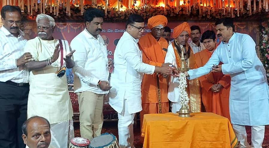 ಹಾನಗಲ್ ತಾಲ್ಲೂಕಿನ ಕಾಡಶೆಟ್ಟಿಹಳ್ಳಿ ಗ್ರಾಮದಲ್ಲಿ ಮಂಗಳವಾರ ಸಂಜೆ ನಡೆದ ಪಂಚಾಕ್ಷರಿ ಗವಾಯಿಗಳ ಜಯಂತ್ಯುತ್ಸವದಲ್ಲಿ ಶಾಸಕ ಶ್ರೀನಿವಾಸ ಮಾನೆ, ಗದಗ ಕಲ್ಲಯ್ಯಜ್ಜ ಭಾಗವಹಿಸಿದ್ದರು