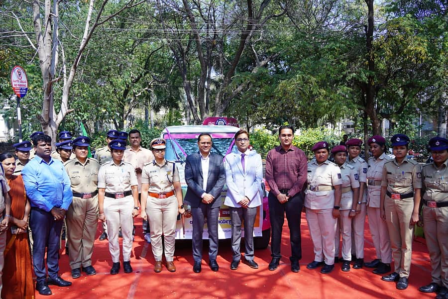 <div class="paragraphs"><p>ಜಿಲ್ಲಾ ಪೊಲೀಸ್ ಕಚೇರಿ ಆವರಣದಲ್ಲಿ ಬುಧವಾರ ‘ಅಕ್ಕ ಪಡೆ’ಗೆ ಚಾಲನೆ ನೀಡಲಾಯಿತು.&nbsp;</p></div>