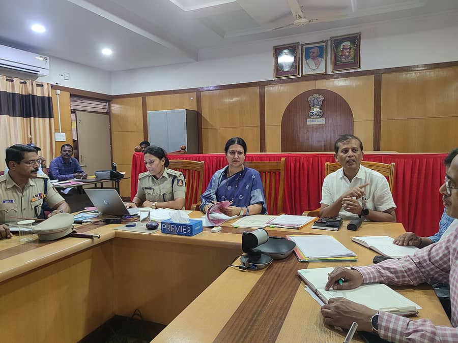 ಜಿಲ್ಲಾಧಿಕಾರಿ ಕಚೇರಿಯ ಸಭಾಂಗಣದಲ್ಲಿ ಬುಧವಾರ ಜಿಲ್ಲಾ ರಸ್ತೆ ಸುರಕ್ಷತಾ ಸಪ್ತಾಹ ಸಮಿತಿ ಸಭೆ ನಡೆಯಿತು