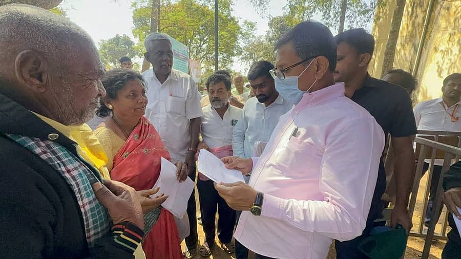 ಮಾಗಡಿ ಪಟ್ಟಣದ ತಾಲ್ಲೂಕು ಕಚೇರಿ ಆವರಣದಲ್ಲಿ ನಡೆದ ಕಂದಾಯ ಮತ್ತು ಸರ್ವೇ ಅದಾಲತ್ ಕಾರ್ಯಕ್ರಮದಲ್ಲಿ ಶಾಸಕ ಎಚ್.ಸಿ. ಬಾಲಕೃಷ್ಣ ಅವರು ಸಾರ್ವಜನಿಕರಿಂದ ಅರ್ಜಿ ಸ್ವೀಕರಿಸಿದರು