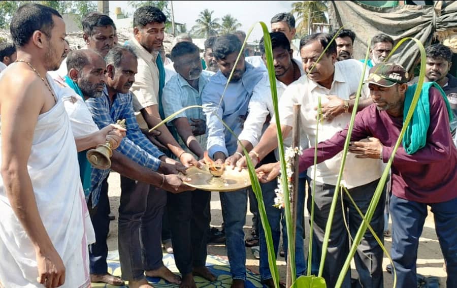 ಪಾಂಡವಪುರ ತಾಲ್ಲೂಕಿನ ಟಿ.ಎಸ್.ಛತ್ರ ಗ್ರಾಮದಲ್ಲಿ ₹50ಲಕ್ಷ ವೆಚ್ಚದ ಕಾಂಕ್ರೀಟ್ ರಸ್ತೆ ಮತ್ತು ಚರಂಡಿ ನಿರ್ಮಾಣಕ್ಕೆ ಶಾಸಕ ದರ್ಶನ್ ಪುಟ್ಟಣ್ಣಯ್ಯ ಭೂಮಿಪೂಜೆ ನೆರವೇರಿಸಿದರು 