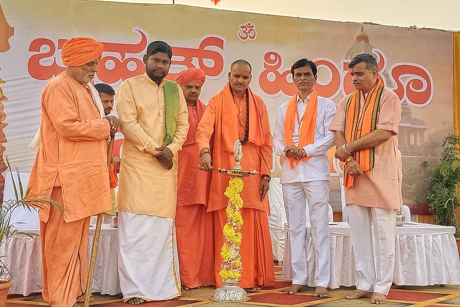 ಬೀಳಗಿ ಸಿದ್ದೇಶ್ವರ ಕಾಲೇಜು ಮೈದಾನದಲ್ಲಿ ಮಂಗಳವಾರ ಏರ್ಪಡಿಸಿದ್ದ ಬೃಹತ್ ಹಿಂದೂ ಸಮ್ಮೇಳನವನ್ನು ಶ್ರೀಗಳು ಹಾಗೂ ಗಣ್ಯರು ಉದ್ಘಾಟಿಸಿದರು