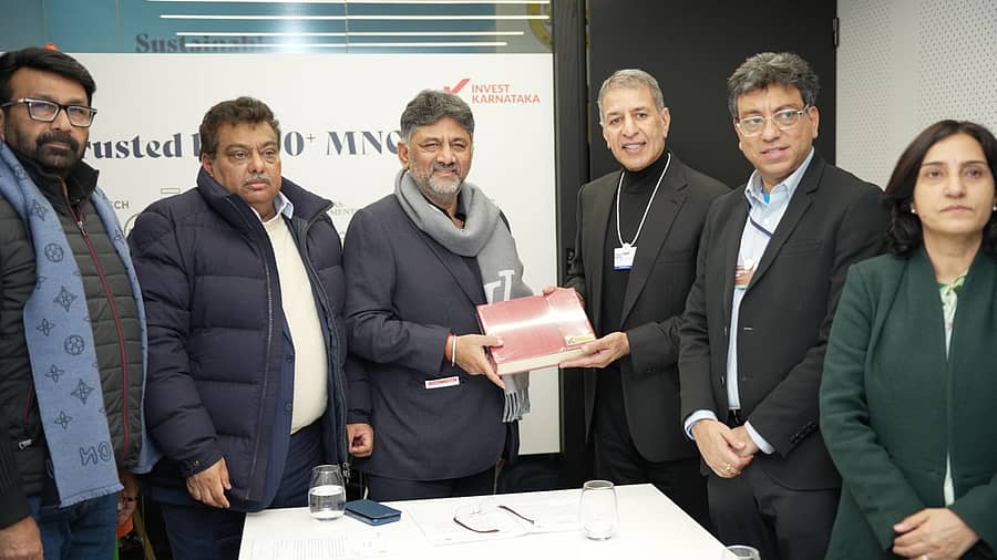 ದಾವೋಸ್‌ನಲ್ಲಿ ರಾಜನ್ ಭಾರ್ತಿ ಮಿತ್ತಲ್ ಅವರ ಜತೆ ಡಿ.ಕೆ. ಶಿವಕುಮಾರ್ ಹಾಗೂ ಎಂ.ಬಿ. ಪಾಟೀಲ ಸಮಾಲೋಚನೆ ನಡೆಸಿದರು. ಈ ವೇಳೆ, ಬಿಡಿಎ ಅಧ್ಯಕ್ಷ ಎನ್‌.ಎ. ಹ್ಯಾರಿಸ್‌, ನಗರಾಭಿವೃದ್ಧಿ ಇಲಾಖೆ ಹೆಚ್ಚುವರಿ ಮುಖ್ಯ ಕಾರ್ಯದರ್ಶಿ ತುಷಾರ್ ಗಿರಿನಾಥ, ಕೈಗಾರಿಕಾ ಇಲಾಖೆ ಆಯುಕ್ತೆ ಗುಂಜನ್ ಕೃಷ್ಣ ಉಪಸ್ಥಿತರಿದ್ದರು.