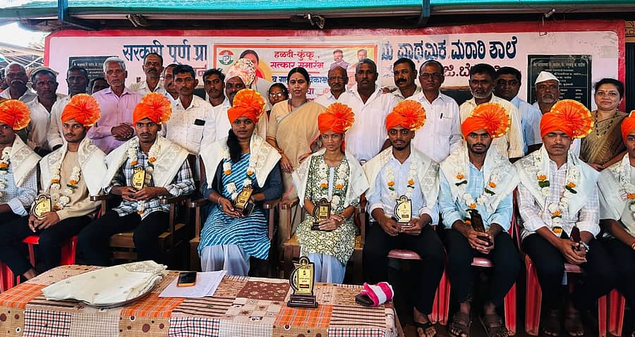 ಬೆಳಗಾವಿ ಗ್ರಾಮೀಣ ಕ್ಷೇತ್ರದ ಕುದ್ರೆಮನಿ ಗ್ರಾಮದಲ್ಲಿ ಏಕಕಾಲಕ್ಕೆ ಸೈನ್ಯ ಸೇರಿದ 9 ಯುವಜನರನ್ನು ಸಚಿವೆ ಲಕ್ಷ್ಮೀ ಹೆಬ್ಬಾಳಕರ ಬುಧವಾರ ಸನ್ಮಾನಿಸಿದರು