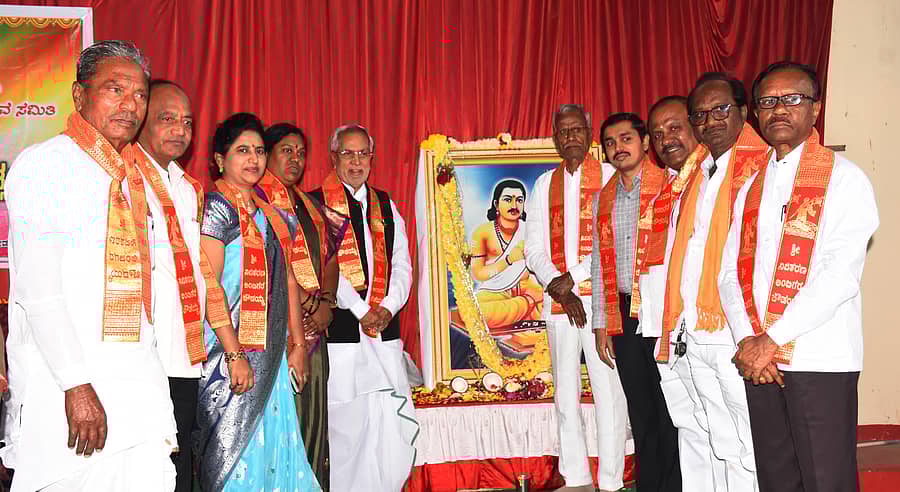 ಯಾದಗಿರಿಯಲ್ಲಿ ಬುಧವಾರ ನಡೆದ ನಿಜಶರಣ ಅಂಬಿಗರ ಚೌಡಯ್ಯ ಜಯಂತಿ ಕಾರ್ಯಕ್ರಮದಲ್ಲಿ ಅಂಬಿಗರ ಚೌಡಯ್ಯ ಅವರ ಭಾವಚಿತ್ರಕ್ಕೆ ಗಣ್ಯರು ಪೂಜೆ ಸಲ್ಲಿಸಿದರು 