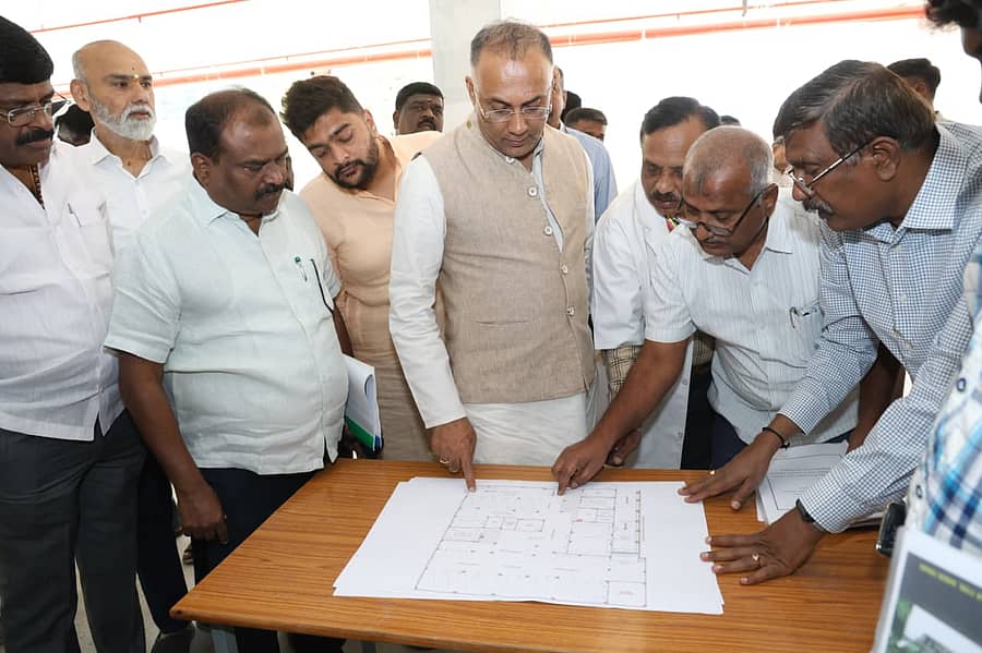 ಮಲ್ಲೇಶ್ವರದ ಕೆ.ಸಿ. ಜನರಲ್‌ ಆಸ್ಪತ್ರೆಗೆ ಆರೋಗ್ಯ ಮತ್ತು ಕುಟುಂಬ ಕಲ್ಯಾಣ ಸಚಿವ ದಿನೇಶ್ ಗುಂಡೂರಾವ್‌ ಭೇಟಿ ನೀಡಿ ಮಾಹಿತಿ ಪಡೆದರು.