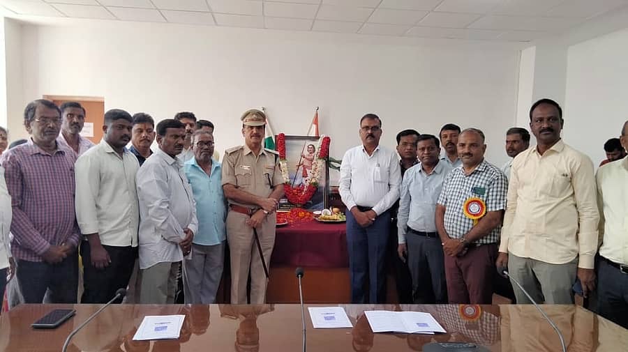 ಚಾಮರಾಜನಗರದ ಜಿಲ್ಲಾಧಿಕಾರಿ ಕಚೇರಿ ಸಭಾಂಗಣದಲ್ಲಿ ಬುಧವಾರ ಜಿಲ್ಲಾಡಳಿತದ ವತಿಯಿಂದ ಶಿವಶರಣ ಅಂಬಿಗರ ಚೌಡಯ್ಯ ಜಯಂತಿ ಆಚರಿಸಲಾಯಿತು