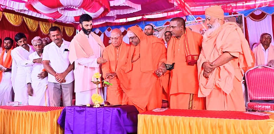 ತಿ.ನರಸೀಪುರ ತಾಲ್ಲೂಕಿನ ಹ್ಯಾಕನೂರು ಗ್ರಾಮದಲ್ಲಿ ಗುರುಕಂಬಳೇಶ್ವರ ಶಾಖಾ ಮಠ ಉದ್ಘಾಟನೆ ಹಾಗೂ ಧಾರ್ಮಿಕ‌ಸಭೆಯನ್ನು ದೇವನೂರು ಮಠದ ಮಹಾಂತಸ್ವಾಮೀಜಿಗಳು ಉದ್ಘಾಟಿಸಿದರು