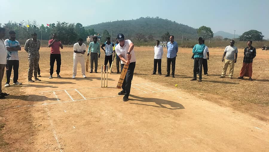 ಗುಂಡ್ಲುಪೇಟೆ ತಾಲ್ಲೂಕಿನ ಮೇಲುಕಾಮನಹಳ್ಳಿ ಗ್ರಾಮದಲ್ಲಿ ಆಯೋಜಿಸಿದ್ದ ಕ್ರಿಕೆಟ್ ಟೂರ್ನಿಯನ್ನು ಮಾಜಿ ಕ್ರಿಕೆಟಿಗ ರೋಜರ್ ಬಿನ್ನಿ ಉದ್ಘಾಟಿಸಿದರು