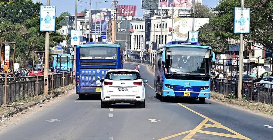 ಬಿಆರ್ಟಿಎಸ್ ಕಾರಿಡಾರ್ನಲ್ಲಿ ಚಿಗರಿ ಬಸ್ಗಳ ಮಧ್ಯೆ ಕಾರು ಸಂಚರಿಸಿದ ದೃಶ್ಯ
ಪ್ರಜಾವಾಣಿ ಚಿತ್ರಗಳು: ಗೋವಿಂದರಾಜ ಜವಳಿ