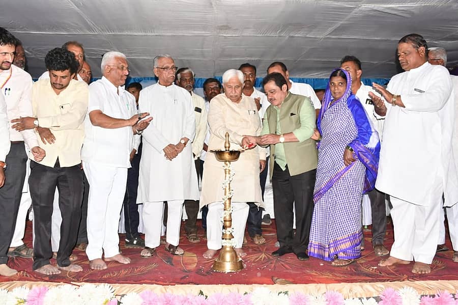 ಗದಗ ತಾಲ್ಲೂಕಿನ ಹರ್ತಿ ಗ್ರಾಮದಲ್ಲಿ ನಿರ್ಮಾಣಗೊಂಡಿರುವ ಅಲ್ಪಸಂಖ್ಯಾತರ ಹೆಣ್ಣು ಮಕ್ಕಳ ಮೊರಾರ್ಜಿ ದೇಸಾಯಿ ವಸತಿ ಶಾಲೆಯ ನೂತನ ಕಟ್ಟಡ ಲೋಕಾರ್ಪಣೆ ಕಾರ್ಯಕ್ರಮವನ್ನು ಸಚಿವ ಜಮೀರ್ ಅಹ್ಮದ್ ಖಾನ್ ಉದ್ಘಾಟಿಸಿದರು