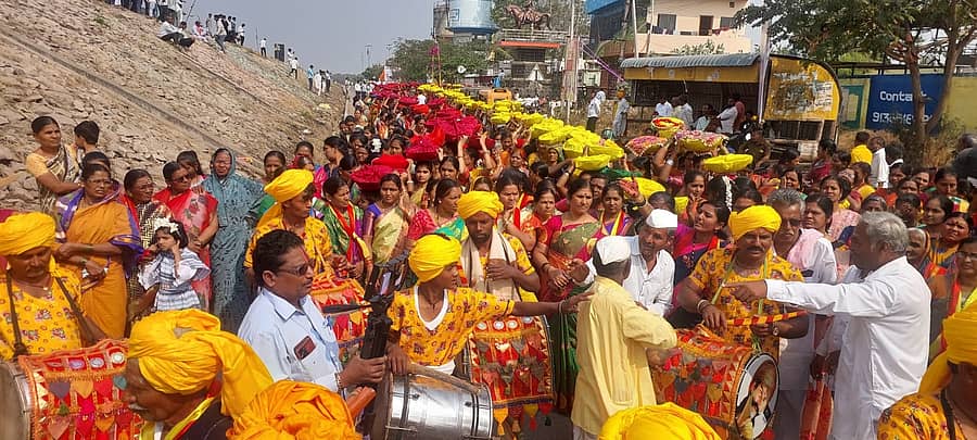 ವಿಜಯಪುರ ತಾಲ್ಲೂಕಿನ ಹಿಟ್ಟಿನಹಳ್ಳಿಯಲ್ಲಿ ಬುಧವಾರ ನಡೆದ ಎಂಟನೇ ಕನ್ನಡ ಸಾಹಿತ್ಯ ಸಮ್ಮೇಳನದಲ್ಲಿಬುತ್ತಿ ಜಾತ್ರೆ ಮೆರವಣಿಗೆ ಗಮನ ಸೆಳೆಯಿತು 